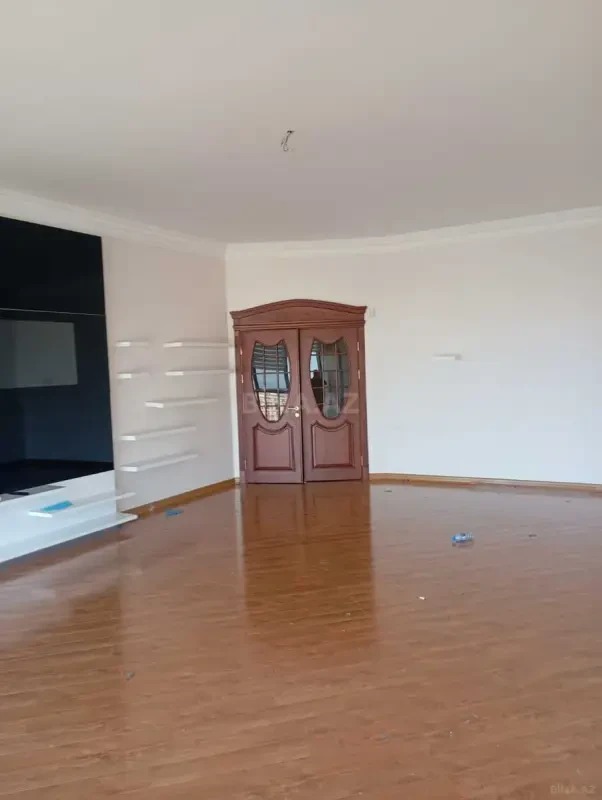 Satılır 4 otaqlı mənzil 220 m²