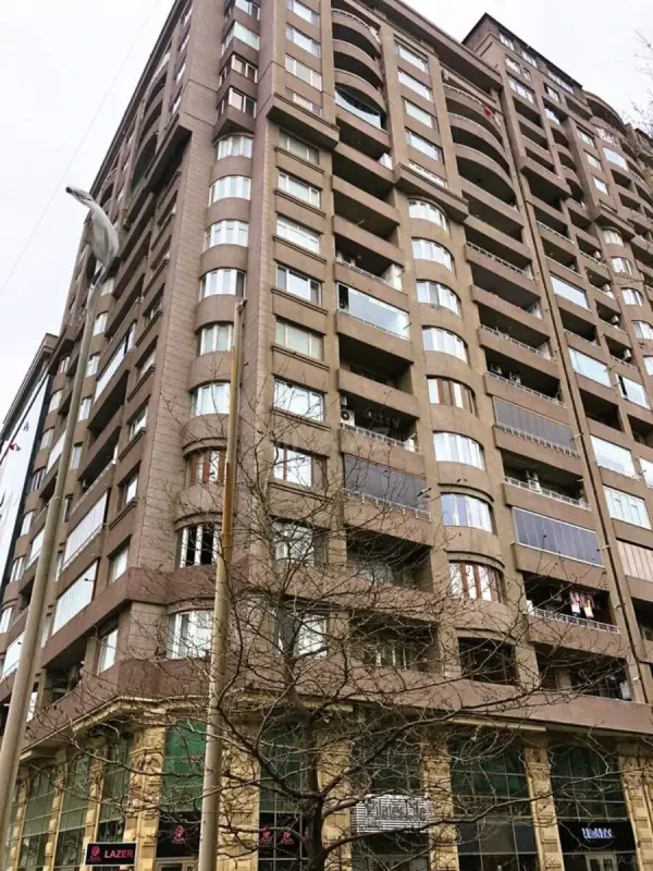 Satılır 4 otaqlı mənzil 192 m²