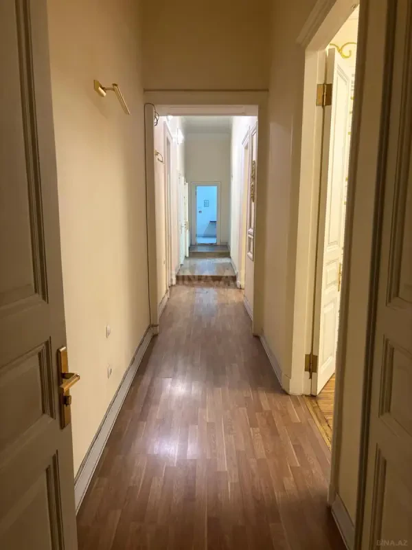 Kirayə verilir 8 otaqlı mənzil 361 m²