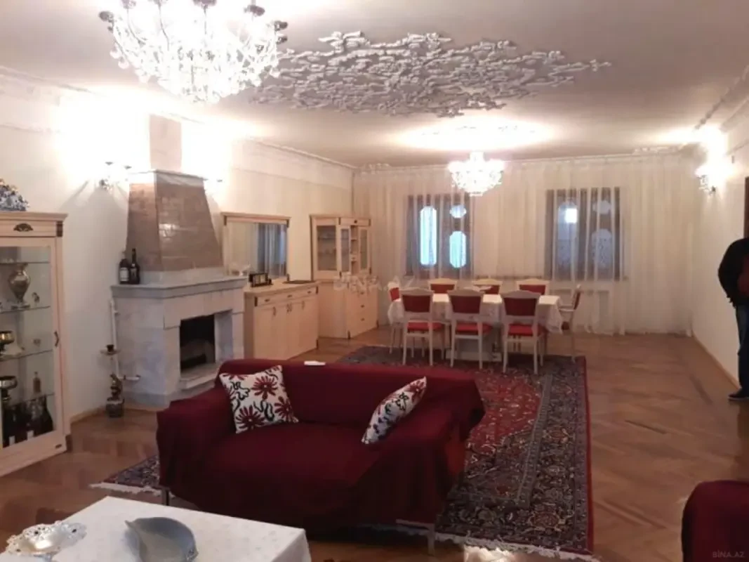 Satılır 8 otaqlı həyət evi 400 m²