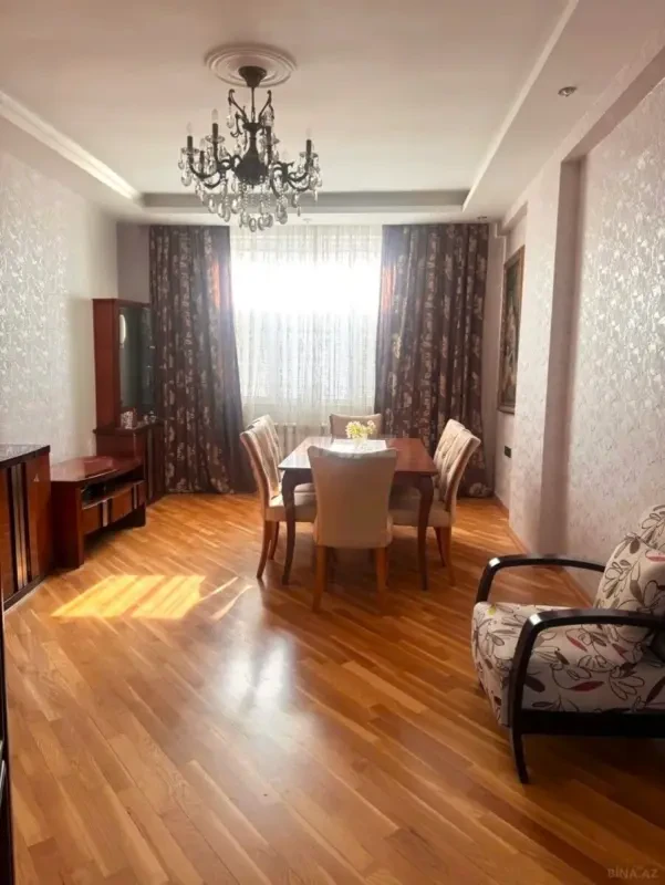 Satılır 3 otaqlı mənzil 130 m²