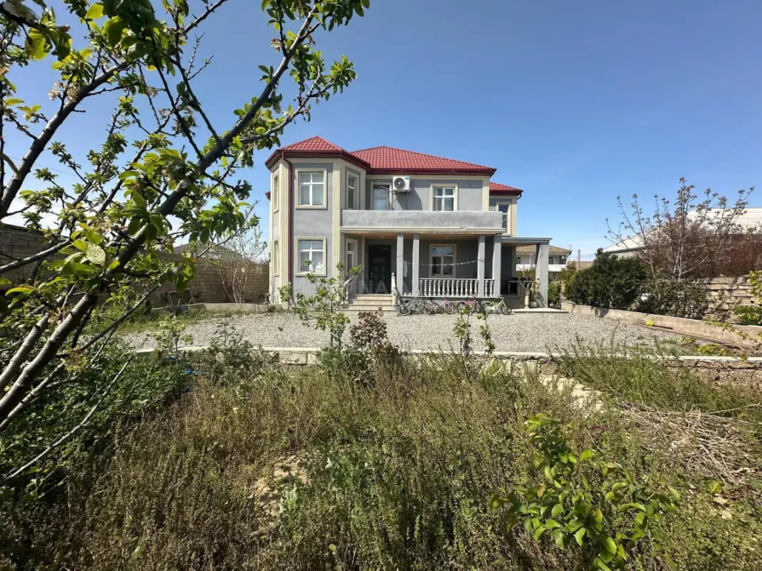 Satılır 8 otaqlı həyət evi 320 m²
