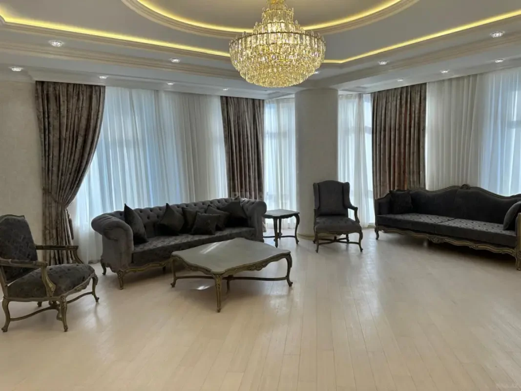Satılır 3 otaqlı mənzil 135 m²