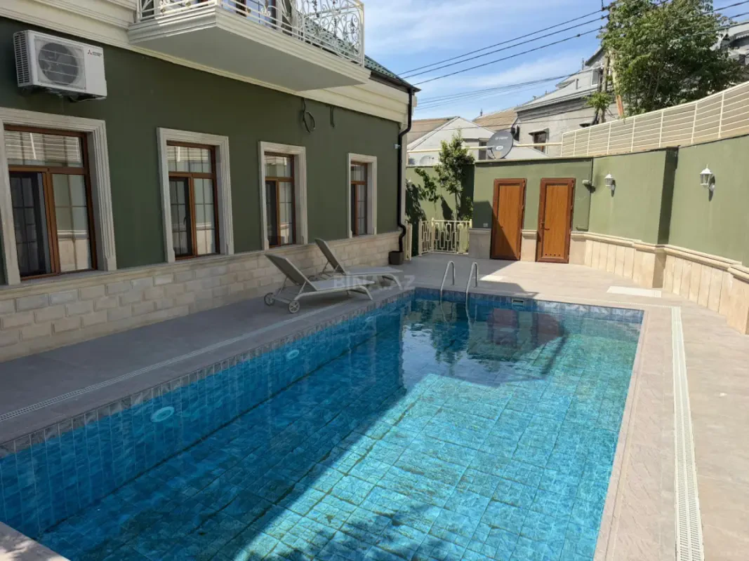 Satılır 6 otaqlı həyət evi 450 m²