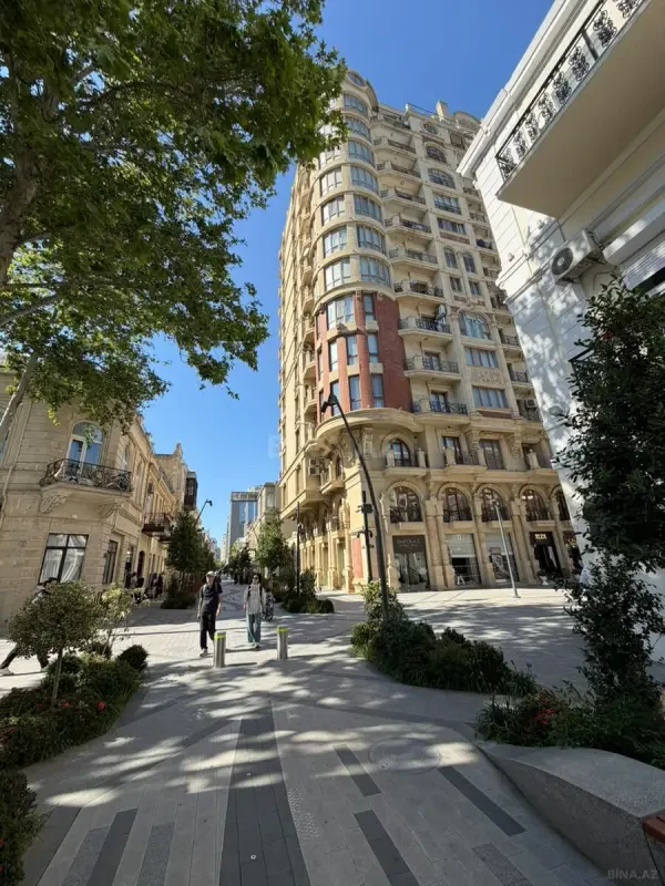 Satılır 4 otaqlı mənzil 210 m²