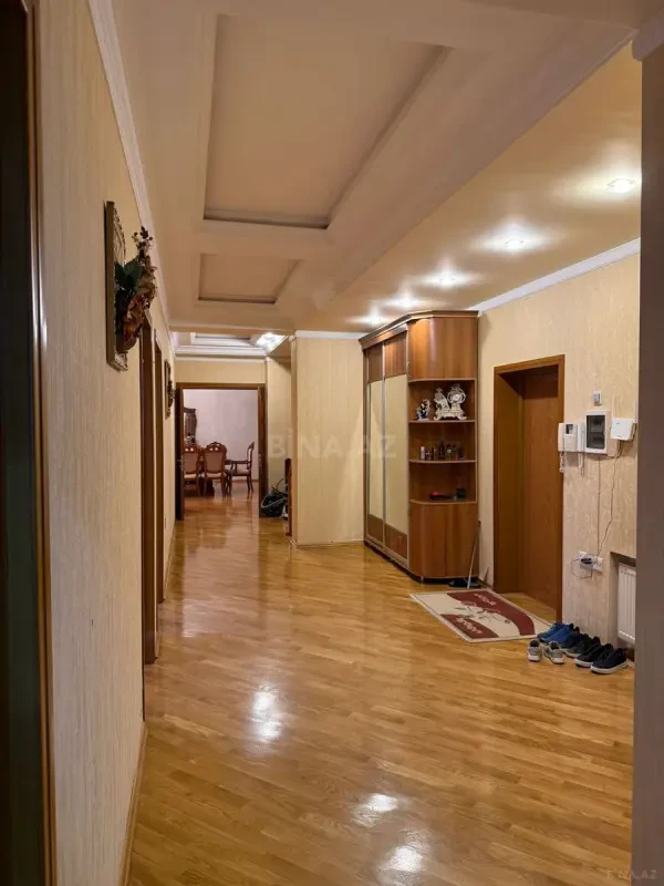 Satılır 4 otaqlı mənzil 175 m²