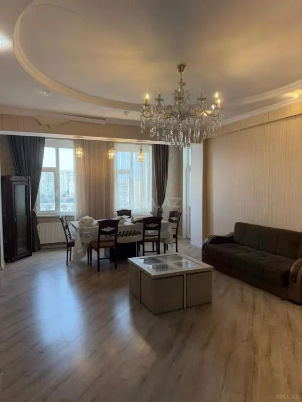 Satılır 3 otaqlı mənzil 130 m²