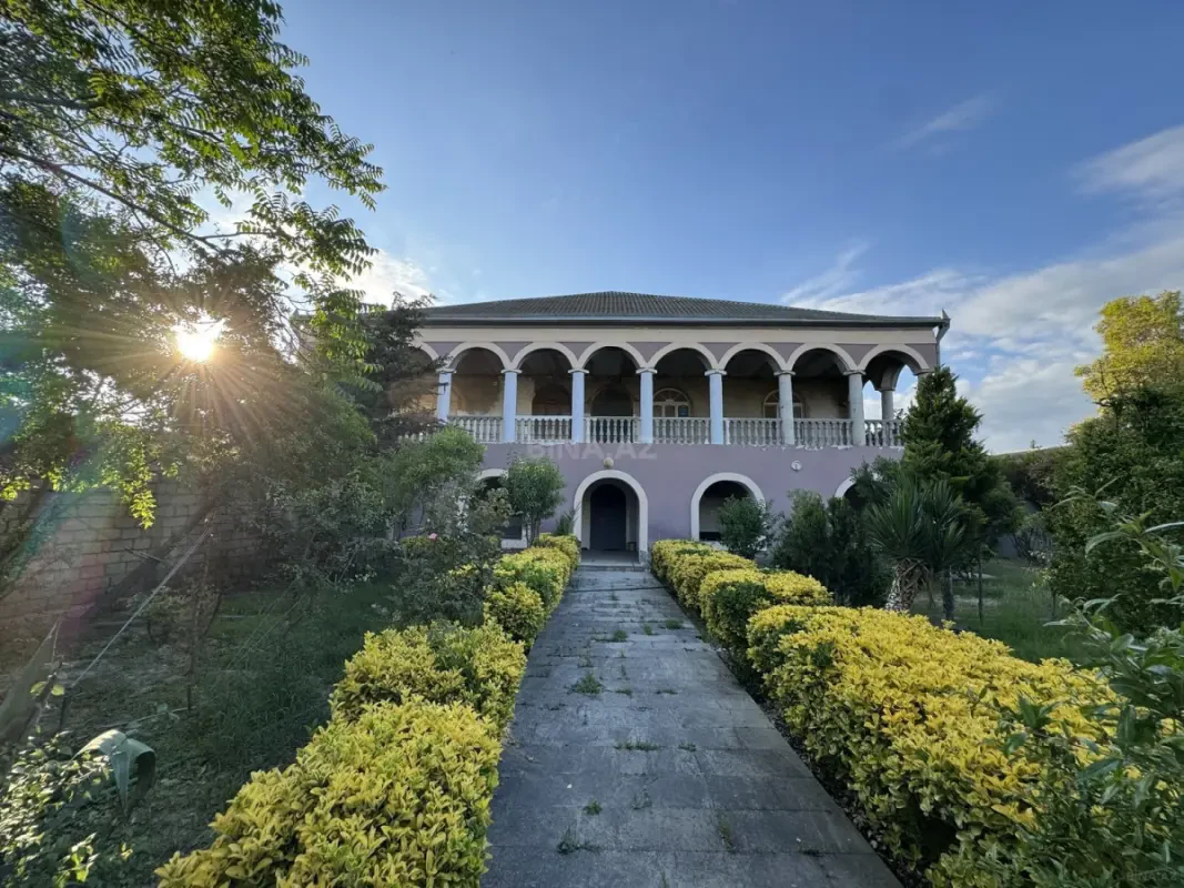 Satılır 8 otaqlı həyət evi 500 m²