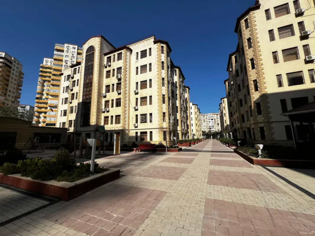 Satılır 4 otaqlı mənzil 121 m²
