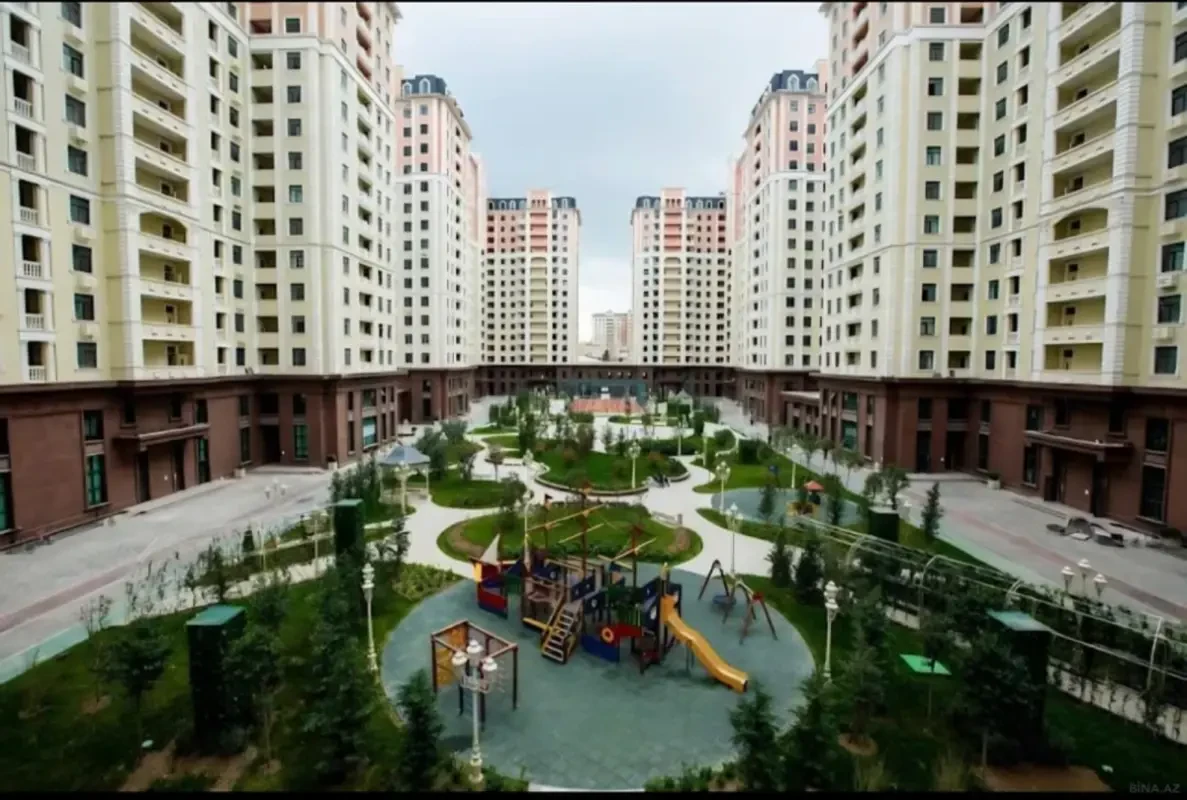 Satılır 4 otaqlı mənzil 247 m²