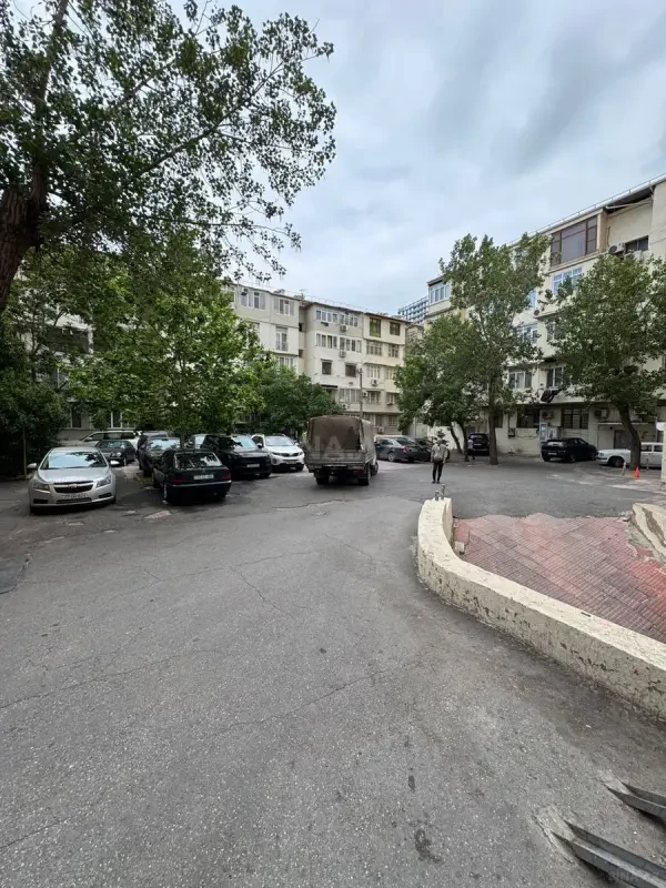 Satılır 4 otaqlı mənzil 230 m²
