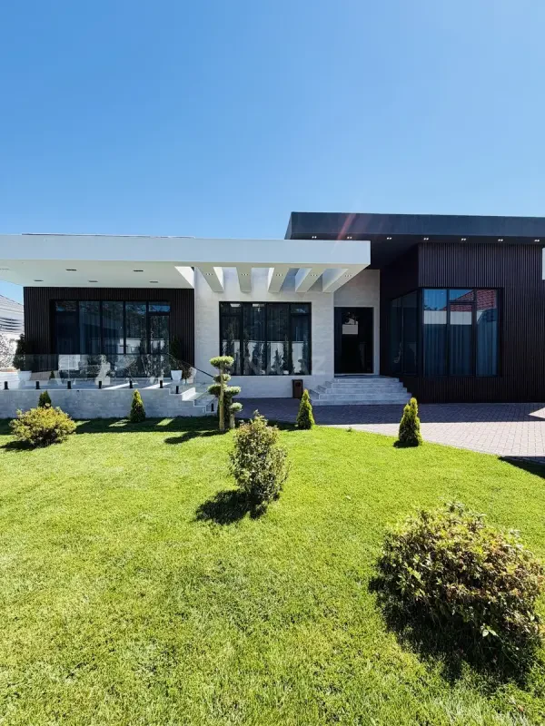 Satılır 5 otaqlı həyət evi 250 m²