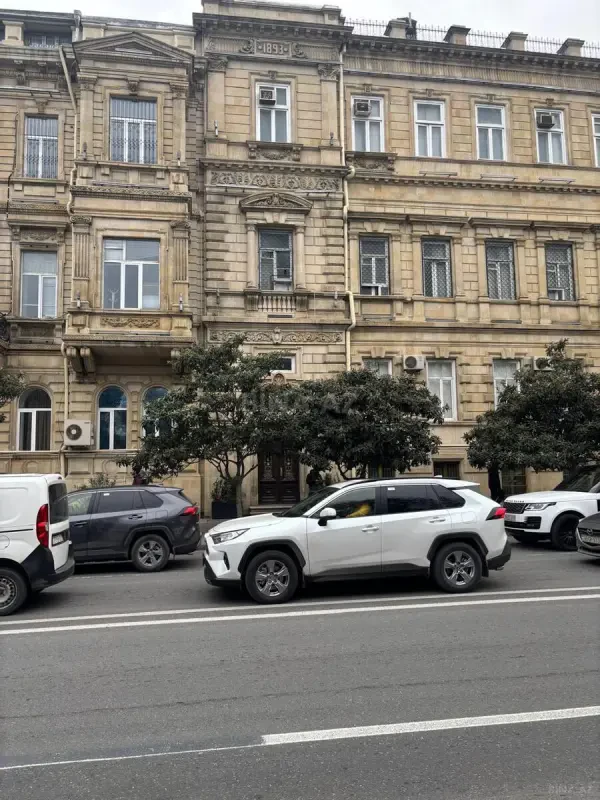 Kirayə verilir 8 otaqlı mənzil 361 m²