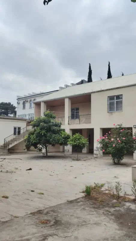 Satılır 8 otaqlı həyət evi 200 m²