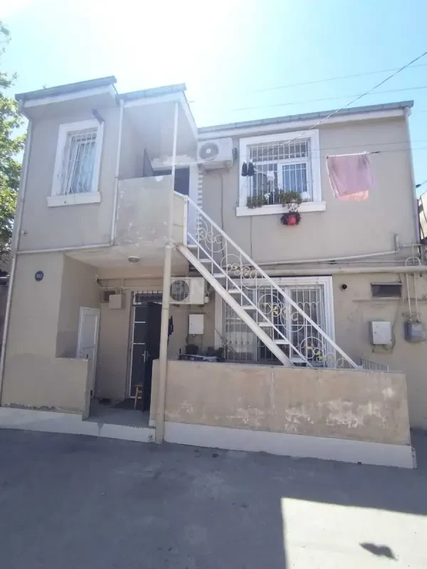 Satılır 4 otaqlı həyət evi 200 m²