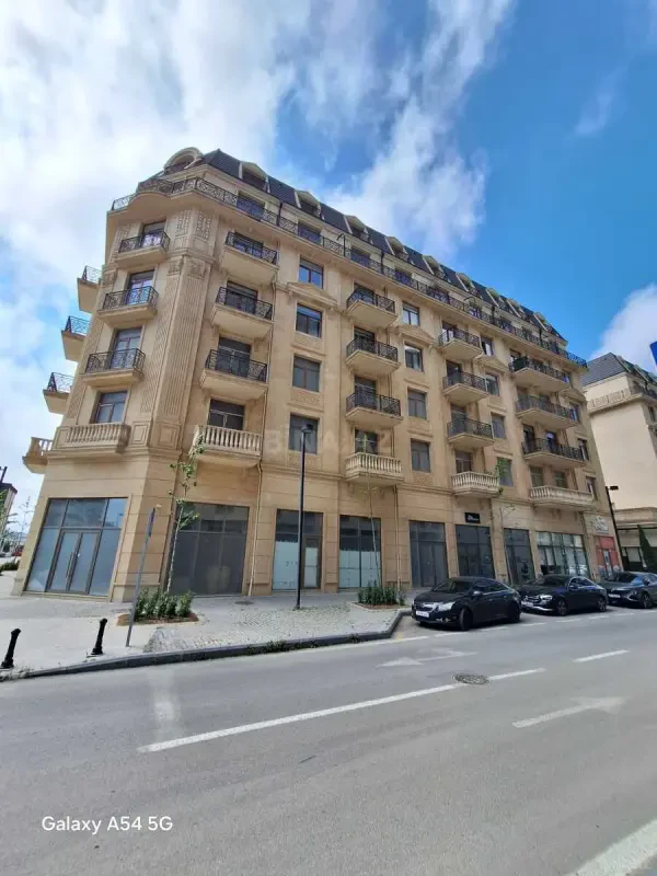 Satılır 4 otaqlı mənzil 210 m²