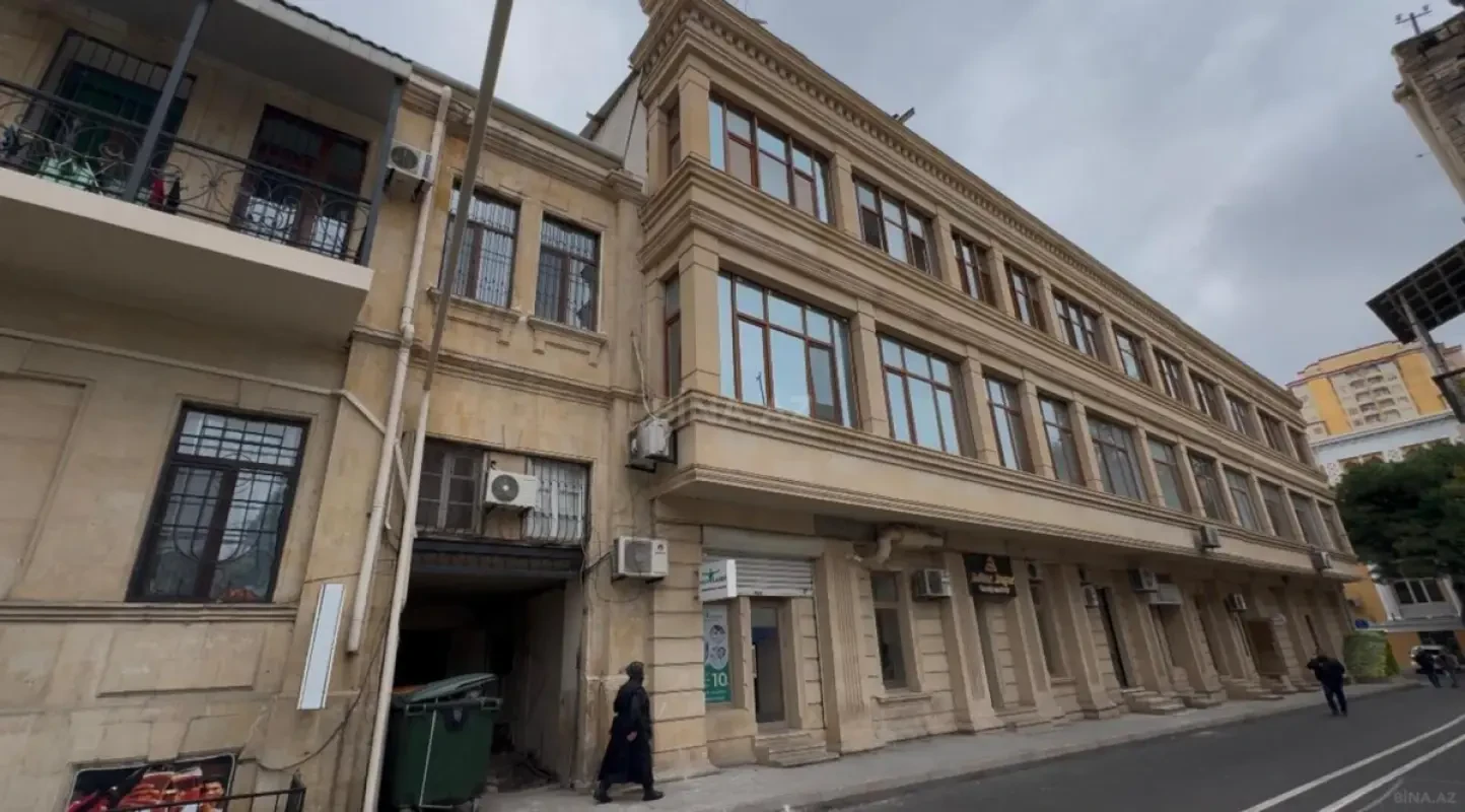 Satılır 4 otaqlı mənzil 130 m²