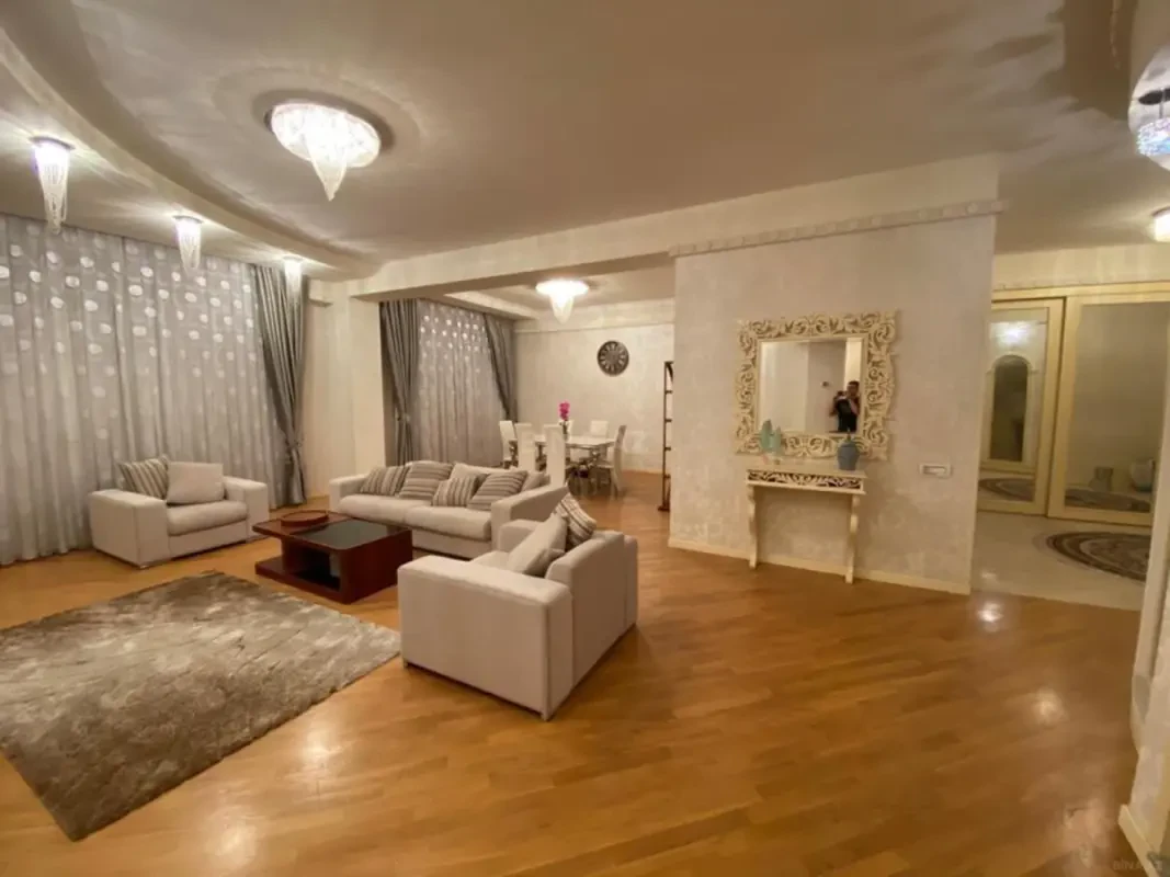 Kirayə verilir 4 otaqlı mənzil 200 m²
