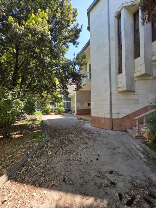 Kirayə verilir 8 otaqlı həyət evi 450 m²