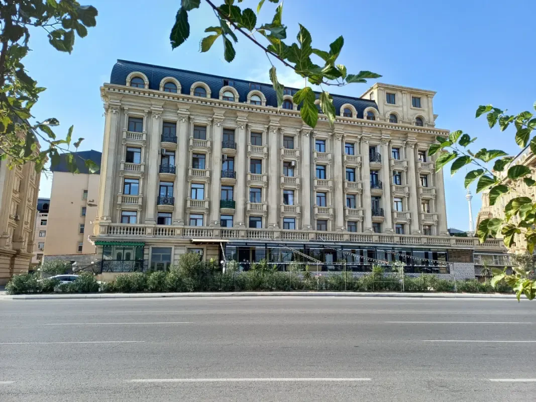 Satılır 4 otaqlı mənzil 165 m²
