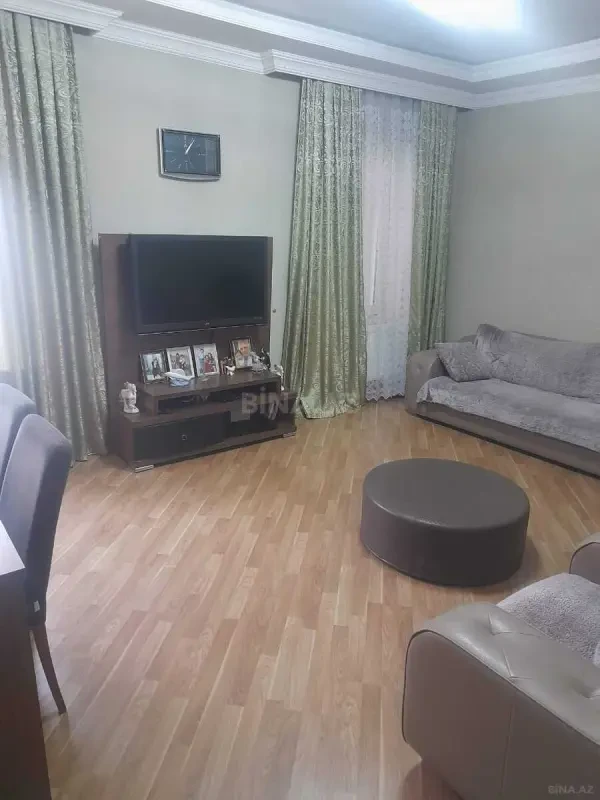 Satılır 5 otaqlı həyət evi 200 m²