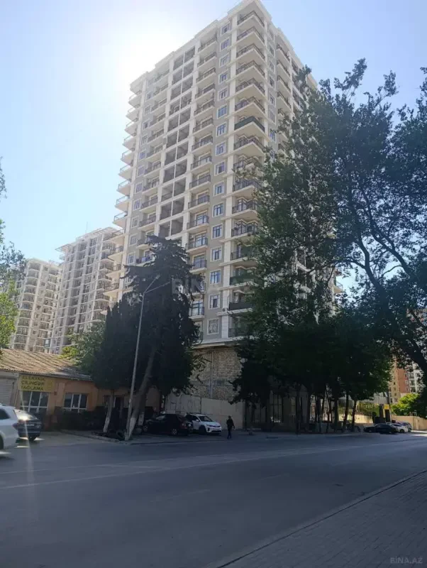 Satılır 4 otaqlı mənzil 181 m²