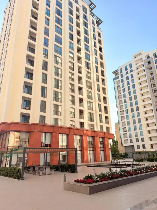 Satılır 4 otaqlı mənzil 240 m²