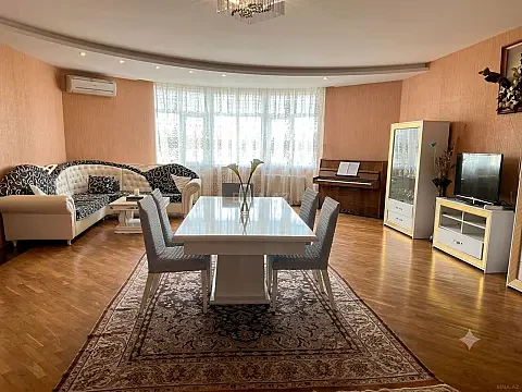 Kirayə verilir 3 otaqlı mənzil 200 m² — Bakı, Nəsimi 3 otaq 200.00 m²
