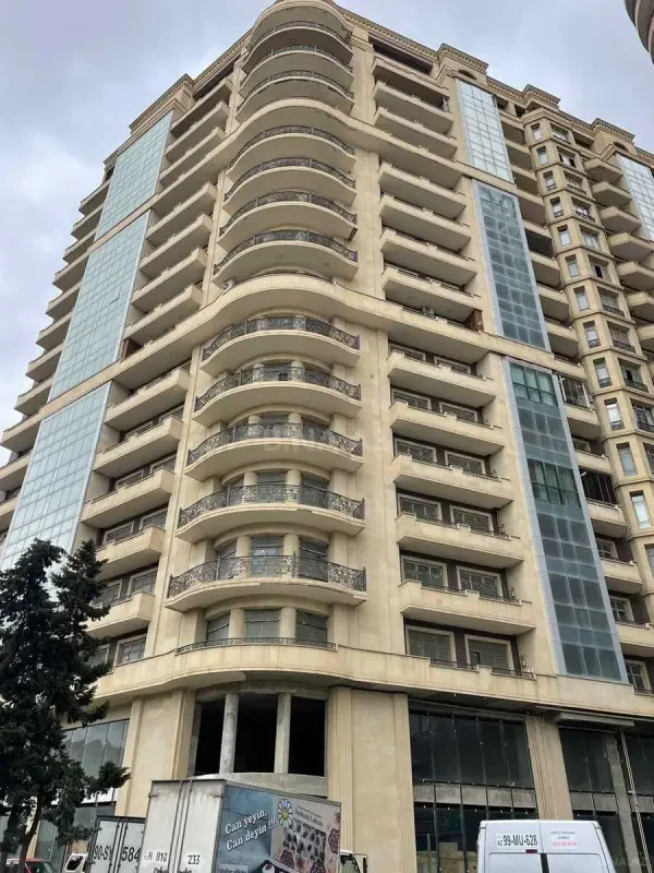Satılır 4 otaqlı mənzil 196 m²