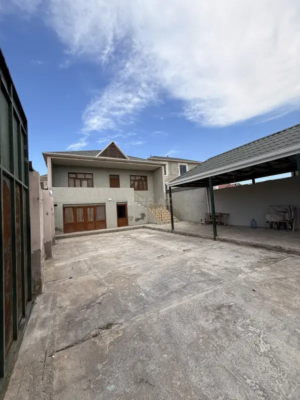 Satılır 8 otaqlı həyət evi 240 m²
