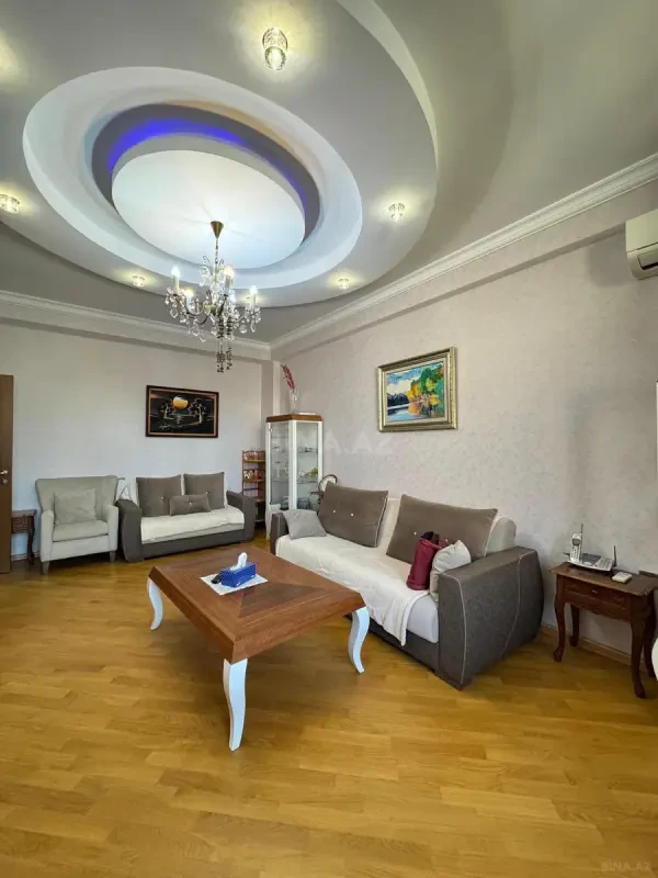 Satılır 3 otaqlı mənzil 135 m²
