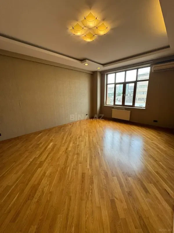 Satılır 4 otaqlı mənzil 230 m²