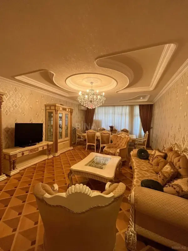 Satılır 4 otaqlı mənzil 192 m²