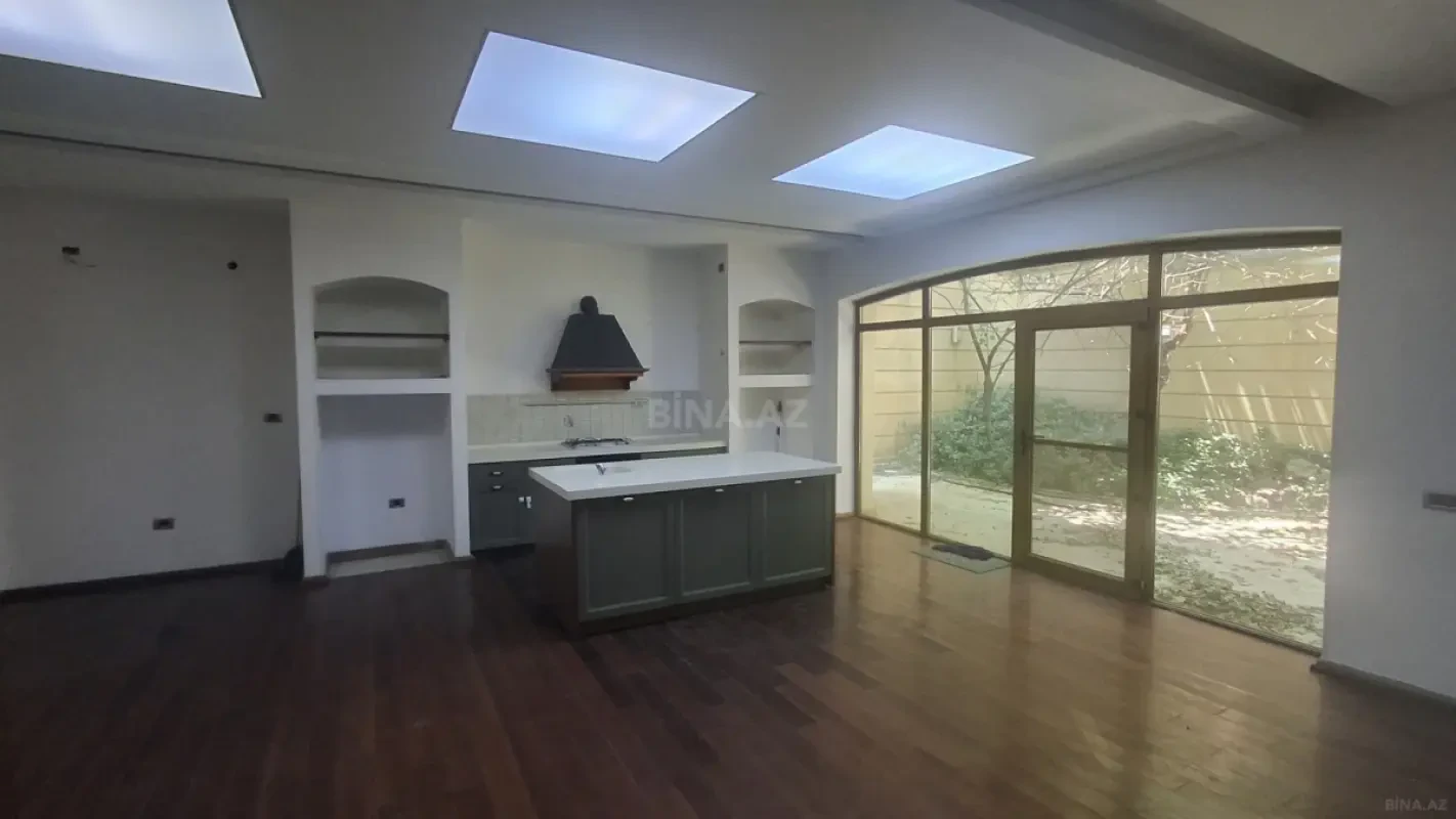 Satılır 12 otaqlı həyət evi 428 m²