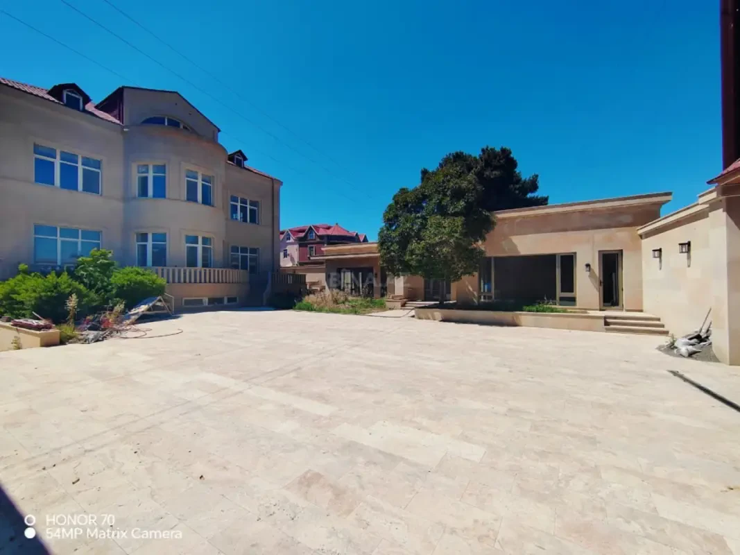 Satılır 8 otaqlı həyət evi 580 m²