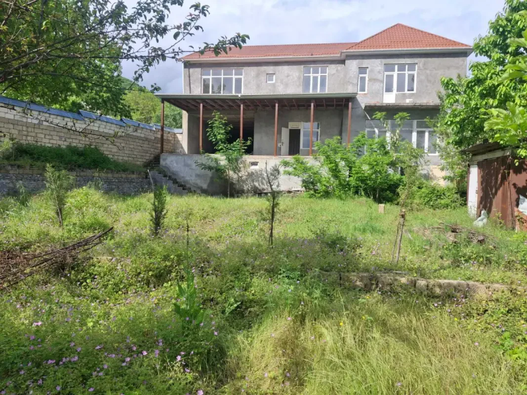 Satılır 10 otaqlı həyət evi 600 m²