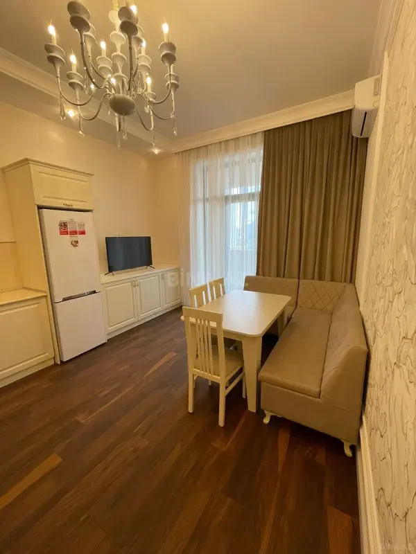 Kirayə verilir 2 otaqlı mənzil 80 m²