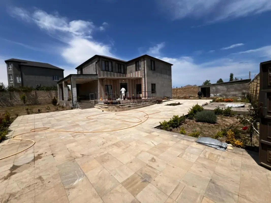 Satılır 6 otaqlı həyət evi 440 m²