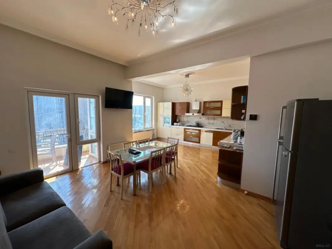 Kirayə verilir 5 otaqlı mənzil 300 m²