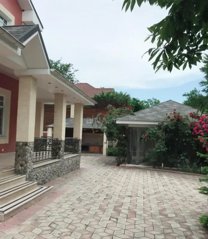 Satılır 9 otaqlı həyət evi 1100 m²