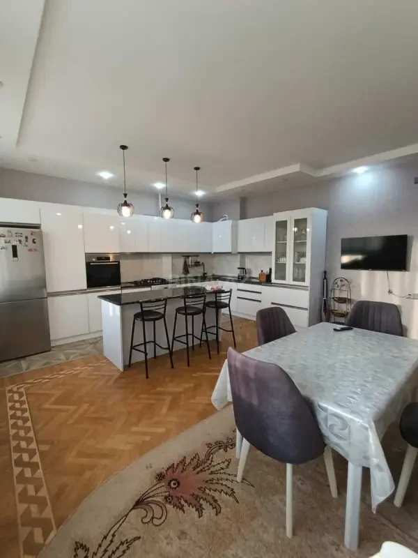 Satılır 4 otaqlı mənzil 200 m²