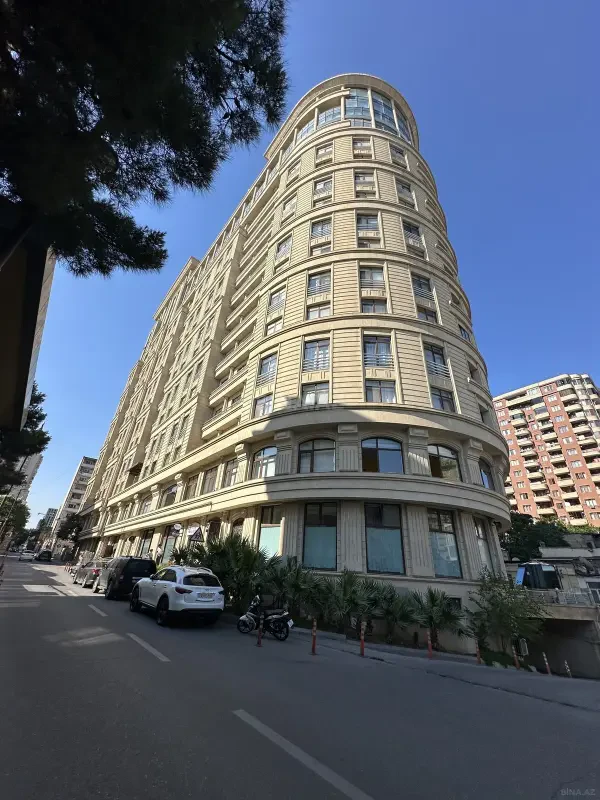 Satılır 4 otaqlı mənzil 220 m²