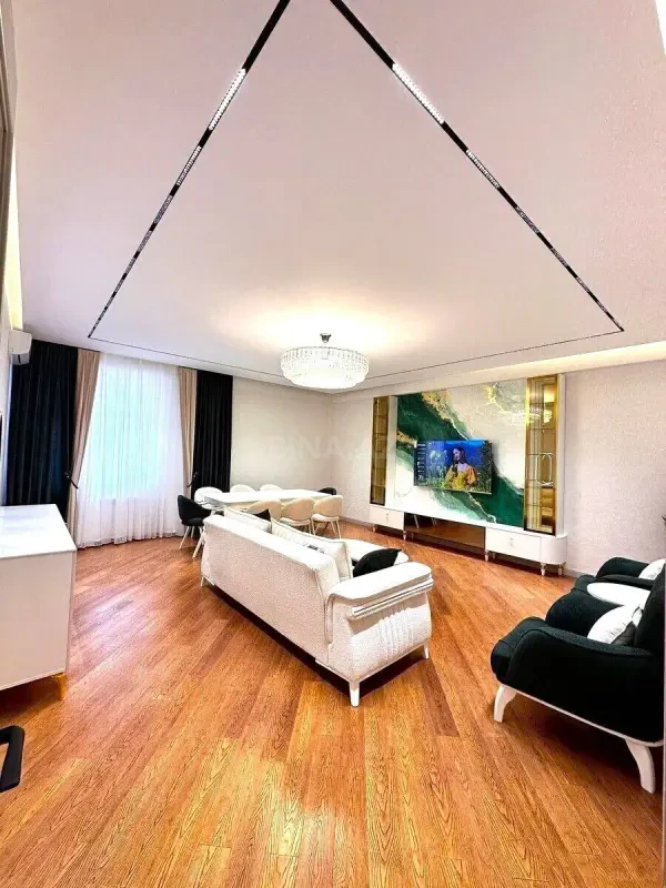 Satılır 4 otaqlı mənzil 145 m²