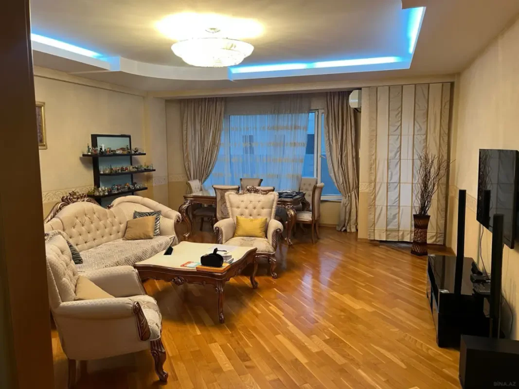 Kirayə verilir 4 otaqlı mənzil 200 m²