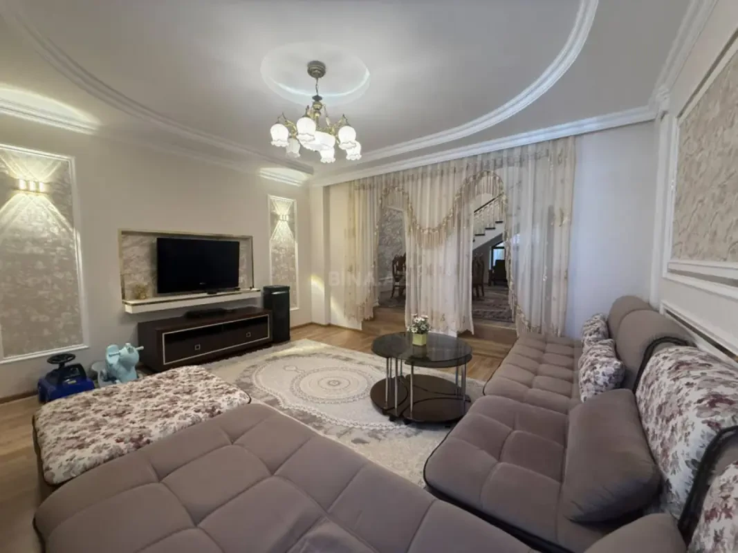 Satılır 8 otaqlı həyət evi 1800 m²