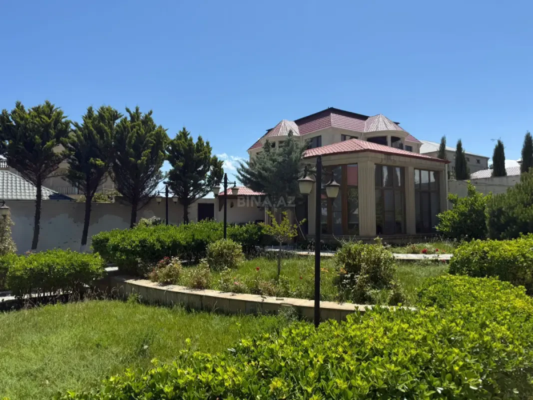 Satılır 8 otaqlı həyət evi 450 m²