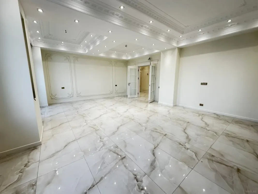 Satılır 5 otaqlı mənzil 200 m²
