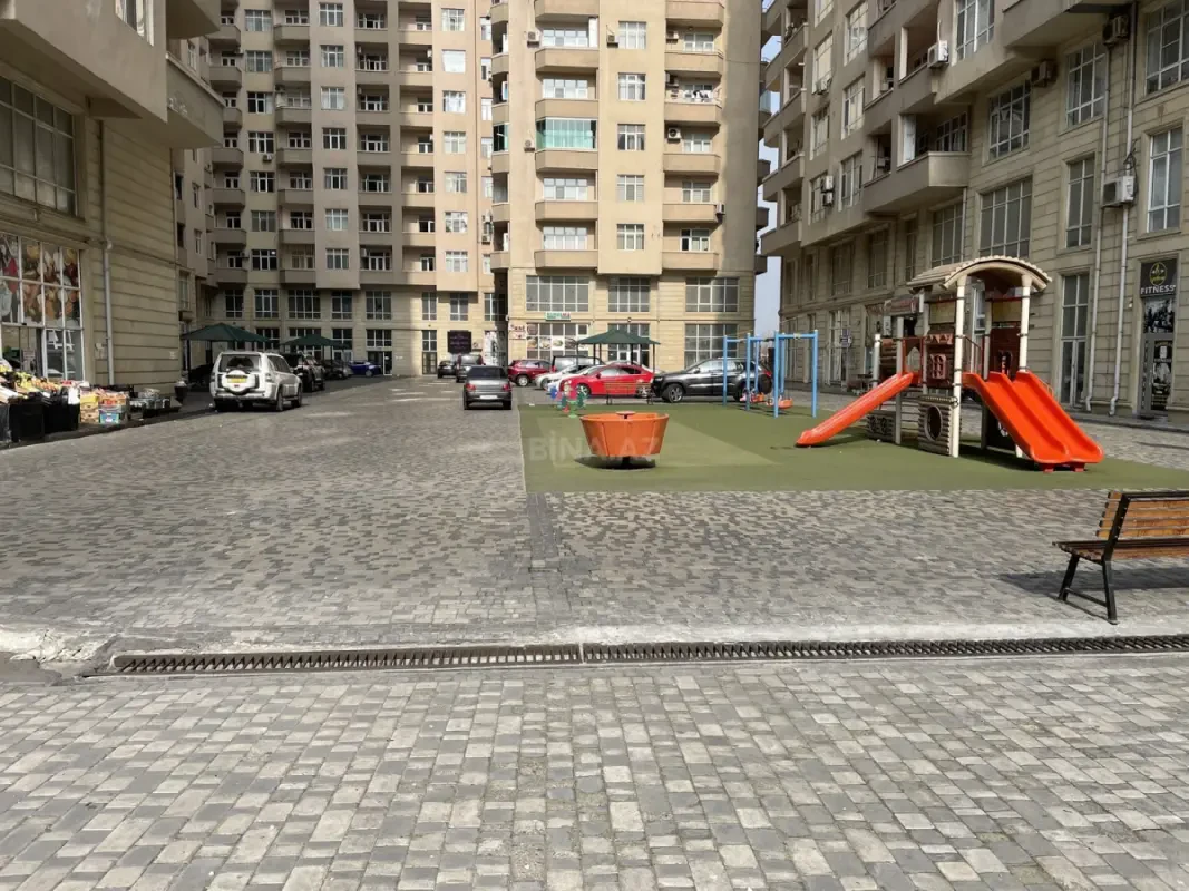 Satılır 6 otaqlı mənzil 300 m²