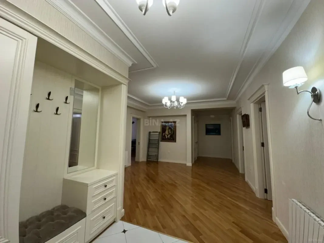 Kirayə verilir 4 otaqlı mənzil 200 m²