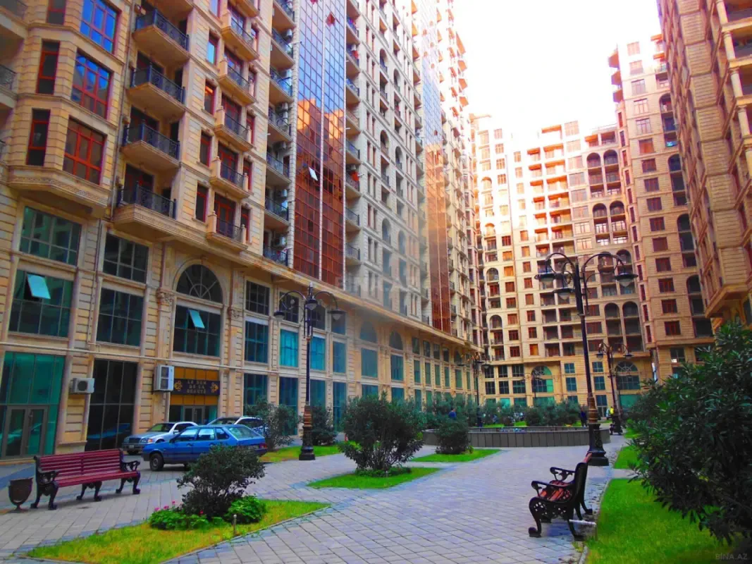 Satılır 4 otaqlı mənzil 198 m²
